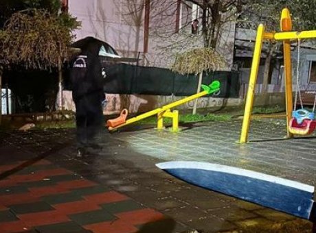 İzmir&rsquo;de &Ccedil;ocuk Parkında Dehşet: 3 Yaşındaki &Ccedil;ocuğa Bı&ccedil;aklı Saldırı!