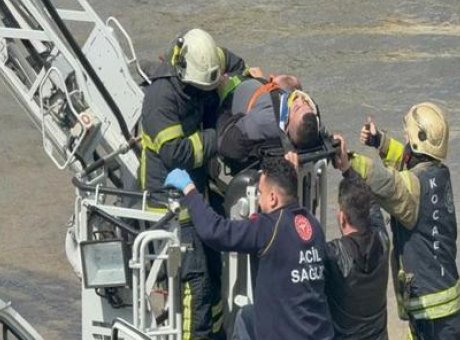 İzmit’te Feci Kaza: Kamyonet Dereye Devrildi, S&uuml;r&uuml;c&uuml; Hayatını Kaybetti