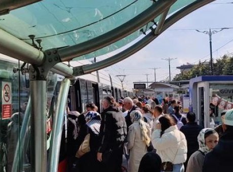Kabataş-Bağcılar Tramvayı’nda Şok Arıza: Yolcular Raylarda Y&uuml;r&uuml;mek Zorunda Kaldı!