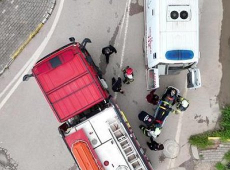 Kamyonet Dereye U&ccedil;tu: Bilinci Kapalı S&uuml;r&uuml;c&uuml; İ&ccedil;in Hayat M&uuml;cadelesi Verildi