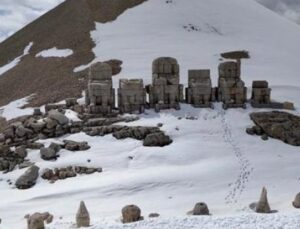 Karla Kaplı Nemrut Dağı&rsquo;nın Gizemli Heykelleri, Ziyaret&ccedil;ileri B&uuml;y&uuml;l&uuml;yor!