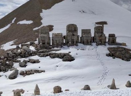 Karla Kaplı Nemrut Dağı&rsquo;nın Gizemli Heykelleri, Ziyaret&ccedil;ileri B&uuml;y&uuml;l&uuml;yor!