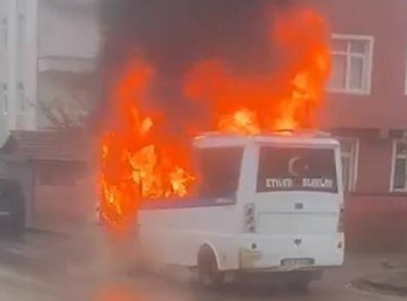 Kırıkkale’de Park Halindeki Minib&uuml;s Alev Alev Yandı: Yangının Sebebi Merak Ediliyor