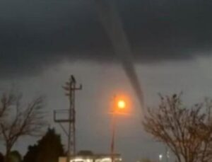 Mardin’de Hortum Korkuttu: Yağmur &Ouml;ncesi Şaşırtıcı G&ouml;r&uuml;nt&uuml;ler Kaydedildi