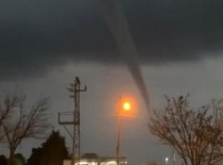 Mardin’de Hortum Korkuttu: Yağmur &Ouml;ncesi Şaşırtıcı G&ouml;r&uuml;nt&uuml;ler Kaydedildi
