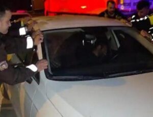 Muratpaşa’da Şok Anlar: Hareketsiz S&uuml;r&uuml;c&uuml;ye İtfaiye M&uuml;dahale Etti