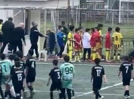 Saha İ&ccedil;inde Şok Anlar: Kadın Hakeme Y&ouml;nelen Saldırı Girişimi!