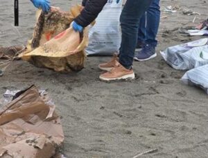 Sahildeki Gizemli &Ccedil;uvalın Sırrı &Ccedil;&ouml;z&uuml;ld&uuml;: Uyuşturucu Madde Şok Etti