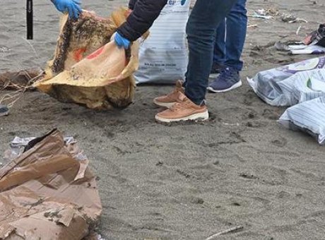 Sahildeki Gizemli &Ccedil;uvalın Sırrı &Ccedil;&ouml;z&uuml;ld&uuml;: Uyuşturucu Madde Şok Etti