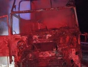 Samsun’da Seyir Halindeki Tırda Korkun&ccedil; Yangın: Trafik Durma Noktasına Geldi