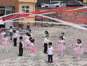 Sıra Dışı Kaza: &Ouml;ğretmenin &Uuml;zerine Tabelanın D&uuml;şmesi Anbean Kaydedildi!