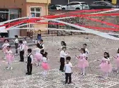 Sıra Dışı Kaza: &Ouml;ğretmenin &Uuml;zerine Tabelanın D&uuml;şmesi Anbean Kaydedildi!