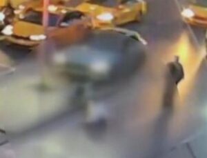 Şişli’de Şok Kaza: Kontrol&uuml; Kaybeden Ara&ccedil;, Turistin &Uuml;zerine Devrildi!