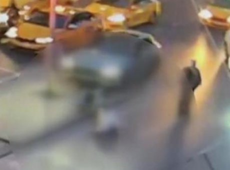 Şişli’de Şok Kaza: Kontrol&uuml; Kaybeden Ara&ccedil;, Turistin &Uuml;zerine Devrildi!