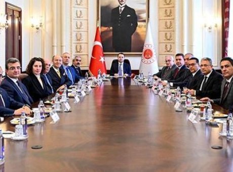 T&uuml;rk Yargısında Tarih&icirc; An: Bakan G&uuml;rlek, Yargıda Birlik Derneği ile Kritik G&ouml;r&uuml;şme Ger&ccedil;ekleştirdi