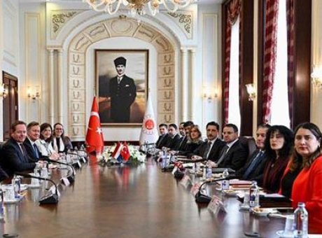 T&uuml;rkiye ve Hollanda Arasındaki Stratejik İşbirliği: Bakan G&uuml;rlek’ten &Ouml;nemli A&ccedil;ıklamalar