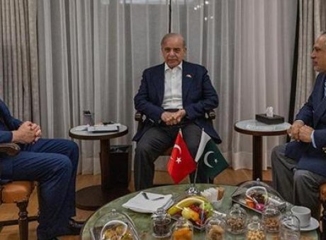 T&uuml;rkiye ve Pakistan Arasında Tarihi Diplomatik Temas: Hakan Fidan ve Şahbaz Şerif Bir Araya Geldi!