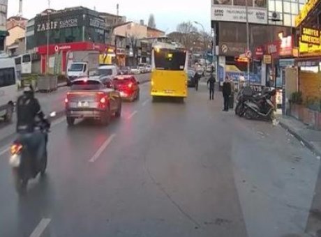 &Uuml;mraniye’de Motosiklet Kazası: Duran Ara&ccedil;la &Ccedil;arpışma Anı Kamerada!