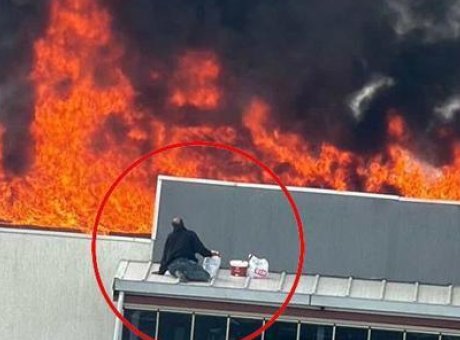 Y&uuml;kseklerden Gelen Korku: Bursa’da Yangında Mahsur Kalan İş&ccedil;i Kurtarıldı!