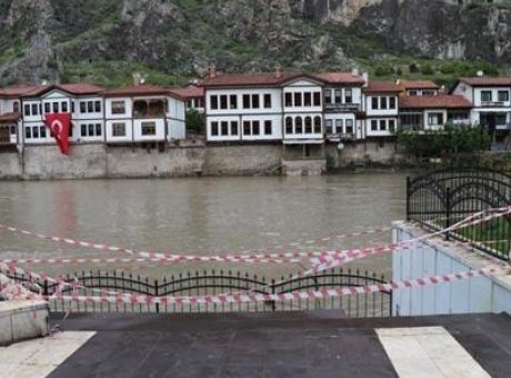 Amasya ve Tokat’ta Taşkın Alarmı: Okullar Tatil, Mahalleler Tahliye Edildi!