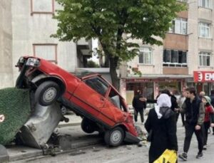 Bağcılar&rsquo;da Dehşet Anları: Freni Boşalan Kamyon Sokakları Savaş Alanına &Ccedil;evirdi
