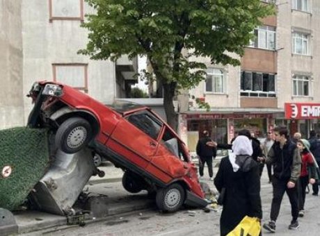 Bağcılar&rsquo;da Dehşet Anları: Freni Boşalan Kamyon Sokakları Savaş Alanına &Ccedil;evirdi