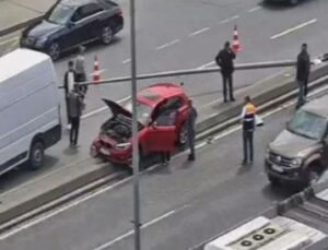 Bakırk&ouml;y’de Kaza Anı: Aydınlatma Direği Ara&ccedil; &Uuml;zerine Devrildi!