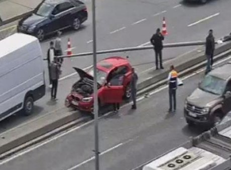 Bakırk&ouml;y’de Kaza Anı: Aydınlatma Direği Ara&ccedil; &Uuml;zerine Devrildi!