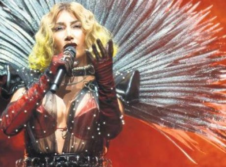 B&uuml;y&uuml;leyici Bir Gece: Sezen Aksu Şarkılarıyla Dolu Bir Konser