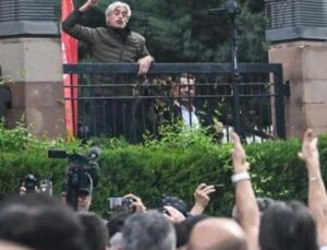 CHP Genel Merkezi’nde Gerginlik: Kılı&ccedil;daroğlu Destek&ccedil;ileri ve Partililer Karşı Karşıya!