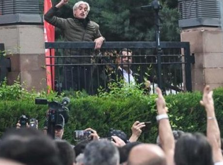 CHP Genel Merkezi’nde Gerginlik: Kılı&ccedil;daroğlu Destek&ccedil;ileri ve Partililer Karşı Karşıya!