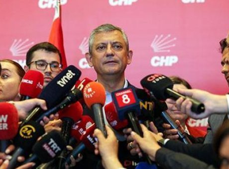 CHP’de Şok Gelişme: &Ouml;zg&uuml;r &Ouml;zel Yeniden Grup Başkanı Se&ccedil;ildi!