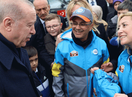 Cumhurbaşkanı Erdoğan, İpek Yolu Rallisi Katılımcılarıyla Bir Araya Geldi: Yıldız Sporcularla Unutulmaz Anlar