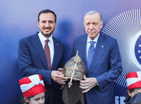 Cumhurbaşkanı Erdoğan’a Tarihi Bir Hediye: Osmanlı İhtişamını Taşıyan Miğfer