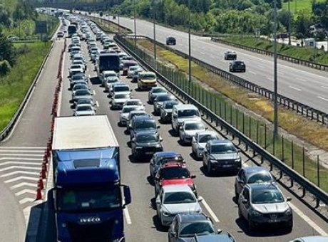 D&ouml;n&uuml;ş Yolculuğunda Tatilin Son Dakika Stresi: Trafik Kilitlendi!