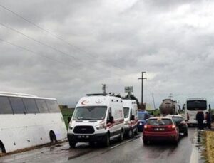 Edirne’ye Giden İş&ccedil;ilerin Korku Dolu Yolculuğu: Otob&uuml;s Su Kanalına U&ccedil;tu!