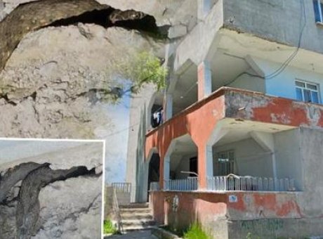 Geceleri Yılanların Saldırısına Uğrayan Ailenin K&acirc;busu: İki Yıldır M&uuml;cadele Ediyorlar!