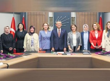“Gen&ccedil;ler İ&ccedil;in Siyaset Kapıları Aralanıyor: &Ouml;zg&uuml;r &Ouml;zel’in &Ccedil;arpıcı &Ccedil;ağrısı”