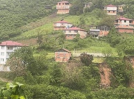 Giresun’da Heyelan Alarmı: 11 Ev Boşaltıldı, Mahalle Yolu Kapatıldı!