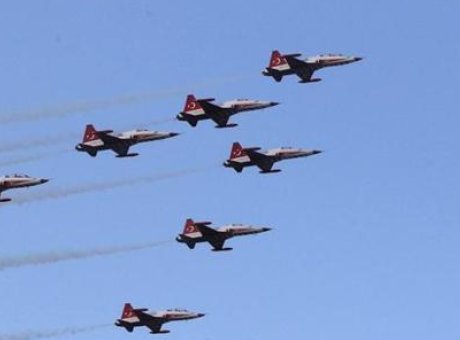 G&ouml;klerdeki Şov: SOLOT&Uuml;RK ve T&uuml;rk Yıldızları Samsun&rsquo;u B&uuml;y&uuml;ledi