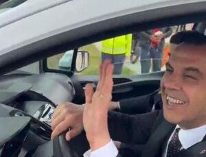 Iğdır Valisi Taşolar&rsquo;ın Efsane Aracıyla Y&uuml;r&uuml;tt&uuml;ğ&uuml; Trafik Eğitimi G&ouml;z Doldurdu