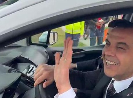 Iğdır Valisi Taşolar&rsquo;ın Efsane Aracıyla Y&uuml;r&uuml;tt&uuml;ğ&uuml; Trafik Eğitimi G&ouml;z Doldurdu