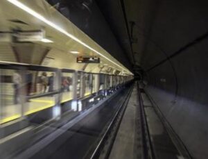 İstanbul Metrosu’nda Şok Gecikme: Taraftarlar ve Yolcular Uzun S&uuml;re Beklemek Zorunda Kaldı!