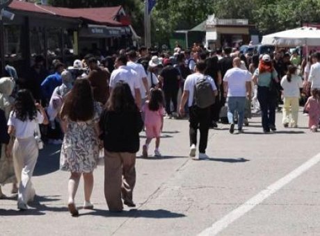 İstanbul’un Sahilleri Bayramda Bambaşka: Uzun Kuyruklar ve G&uuml;neşli Kalabalıklar