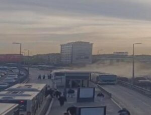 Kağıthane’de Metrob&uuml;s Yangını: Yolcular Korku İ&ccedil;inde Tahliye Edildi