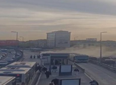 Kağıthane’de Metrob&uuml;s Yangını: Yolcular Korku İ&ccedil;inde Tahliye Edildi