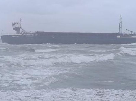 Karaya Oturan Y&uuml;k Gemisindeki Denizciler Kurtarıldı: İşte Son Durum