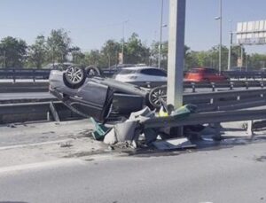 K&uuml;&ccedil;&uuml;k&ccedil;ekmece’de Dehşet Anları: Takla Atan Ara&ccedil;ta S&uuml;r&uuml;c&uuml; Mahsur Kaldı!