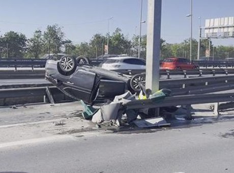 K&uuml;&ccedil;&uuml;k&ccedil;ekmece’de Dehşet Anları: Takla Atan Ara&ccedil;ta S&uuml;r&uuml;c&uuml; Mahsur Kaldı!