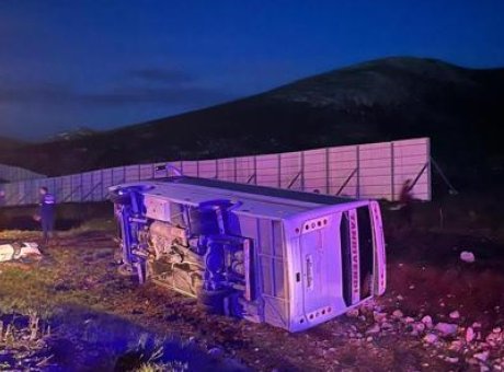 Ma&ccedil; Sonrası Midib&uuml;s Devrildi: 25 Taraftar Yaralı, 3&rsquo;&uuml; Kritik!